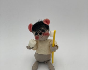 Muñeca ratón dentista Annalee con cepillo de dientes y pasta de dientes Mobiltree Meredith NH 6" de alto Sin etiquetas