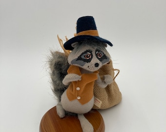 Annalee Raccoon Raider Doll Pilgrim Raccoon Doll Mobiltree 2002 6” tall No Tags