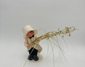 Annalee Millennium Kid Doll w/ Gold Bottle Mobiltree Meredith NH 8” tall No Tags