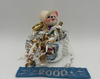 Muñeca de ratón Annalee Millennium Piece, ratón de Año Nuevo con letrero azul, Mobiltree Meredith NH 1999, 8" de alto, sin etiquetas (ver descripción)