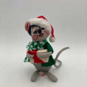 Annalee Christmas Mouse Doll w/ Present and Santa Hat Mobiltree Meredith NH 1989 6” tall No Tags