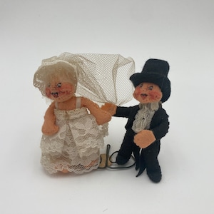 Annalee Bride and Groom Doll Cake Topper Mobiltree Meredith NH 1987 3” tall No Tags