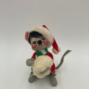 Annalee Christmas Mouse Doll Holding Snowball w/ Santa Hat Mobiltree Meredith NH 1983 6” tall No Tags