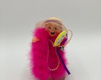 Bambola Annalee vestita come una mamma con specchio e collana Annalee Doll Society Mobiltree Meredith NH 2000-2001 7" di altezza Nessuna etichetta