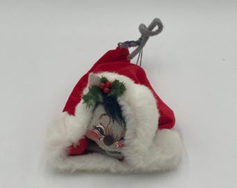 Muñeca de ratón navideño Annalee con media roja. Muñeca de ratón de media roja Mobiltree Meredith NH 1990. 8&quot; de largo con etiqueta (ver descripción).