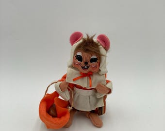 Annalee Pilgrim Girl Mouse w/ Basket of Bread Mobiltree 2009 6” tall No Tags