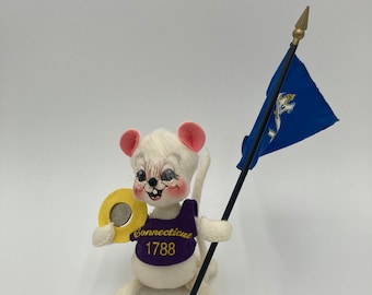 Muñeca de ratón Annalee del estado de Connecticut con bandera estatal y moneda de veinticinco centavos estatal Mobiltree Meredith NH 2002 6" de alto Sin etiquetas