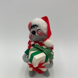Annalee Christmas Mouse w/ Presents and Santa Hat Mobiltree Meredith NH 1983 6” tall No Tags