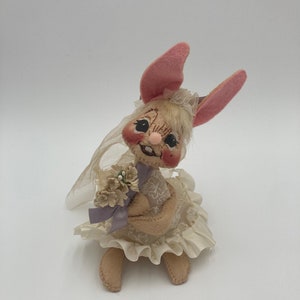 Annalee Easter Bunny Rabbit Bride doll w/ Flowers Mobiltree Meredith NH 1993 6” tall No Tags