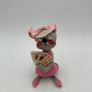 Muñeca ratón de puente, jugadora de cartas rosa Annalee, Mobiltree Meredith NH 1971, 6" de alto, sin etiquetas (ver descripción)