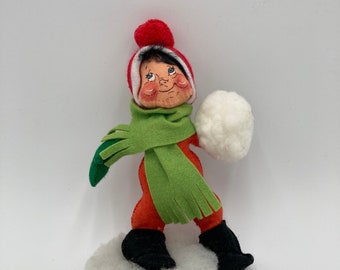 Poupée garçon de Noël Annalee avec boule de neige, poupée enfant boule de neige Mobiltree Meredith NH 1986 6 po. de hauteur Sans étiquette