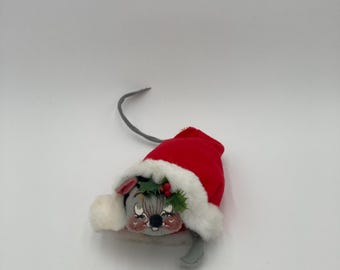 Muñeca Annalee Christmas Mouse con calcetín rojo, Muñeca Ratón con Calcetín Mobiltree Meredith NH 1986 8” de largo con etiqueta (Ver descripción)