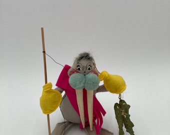 Annalee Fishin' Fun Walrus Doll avec canne à pêche et poisson Mobiltree Meredith NH 1999 7" de haut Sans étiquette