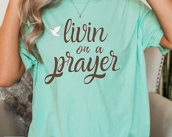 Camiseta motivacional para mujer "Livin on a Prayer", regalo para ella, camiseta de moda para mujer con el concierto de B. Jovi, camisetas con refranes cristianos preppy para ella
