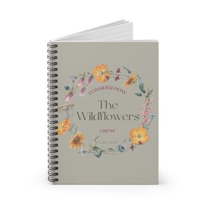 Overweeg hoe de wilde bloemen groeien Notitieboek, gelinieerd dagboek, notitieboeken spiraal, notitieboek Wildflower, Luke 12:27, dagboek, cottagecore, meisjescadeau
