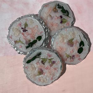 Pressed Flower Resin Coasters: Handmade Botanical Table Decor