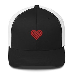 以下が含まれることがあります： 黒と白のトラッカーハットに、赤いハート型のロゴが付いている。ロゴは、線でデザインされたスタイリッシュなハートである。