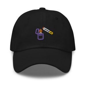 Könnte beinhalten: Eine schwarze Baseballkappe mit einem gestickten Design eines Feuerzeugs und einer Zigarette. Das Feuerzeug ist lila, die Flamme ist orange und die Zigarette ist gelb.