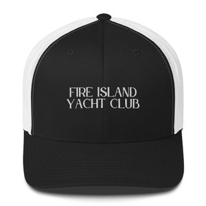 Könnte beinhalten: Schwarze und weiße Trucker-Kappe mit einem weißen gestickten Logo, auf dem "FIRE ISLAND YACHT CLUB" steht.