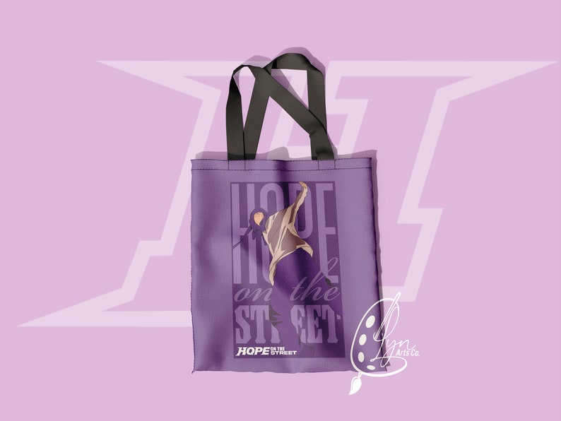 Puede incluir: Bolsa de tela de color morado con un gr&aacute;fico de una persona bailando y el texto "HOPE on the STREET" y "HOPE STREET".