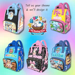 Könnte beinhalten: Fünf personalisierte Rucksäcke mit verschiedenen Cartoon-Themen wie Bluey, Blue's Clues, Cocomelon, Minnie Mouse und Paw Patrol, mit Namen und einem zentralen Logo von The Nesting Stork mit dem Text Tell us your theme & we'll design it.