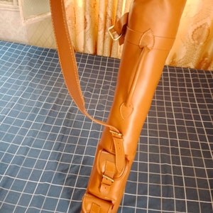 Echtleder Sonntagsclub Golftasche oldschool mit zwei Einsteckfächern. Vintage Hellbraun Farbe