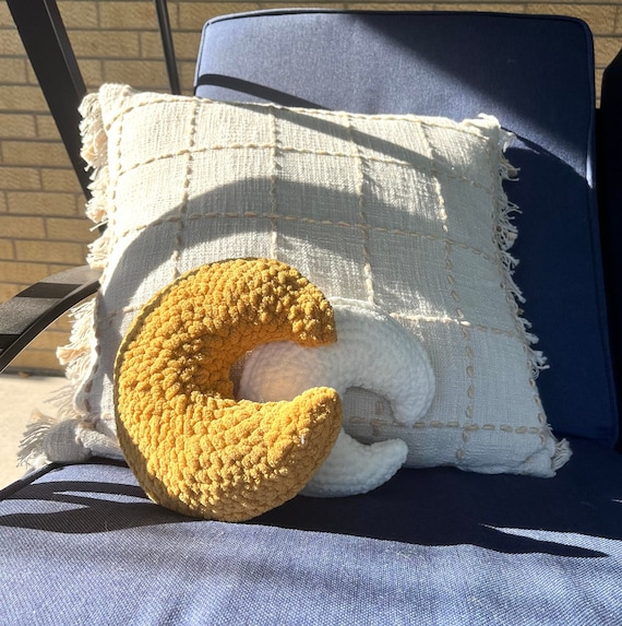 Crochet Mini Moon Pillow almohada de luna creciente hecha a mano