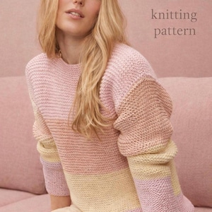 Könnte beinhalten: Ein pastellfarbener Strickpullover mit Rundhalsausschnitt und langen Ärmeln. Der Pullover hat horizontale Streifen in Rosa-, Pfirsich- und Gelbtönen. Die Worte "knitting pattern" sind in einer Serifenschrift gedruckt.