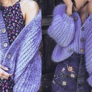 Pu&ograve; includere: Un cardigan lilla oversize con grandi bottoni in legno. Il cardigan ha una trama larga e aperta e maniche lunghe e voluminose. Lo stile &egrave; una vestibilit&agrave; comoda e rilassata, perfetta per la stratificazione.