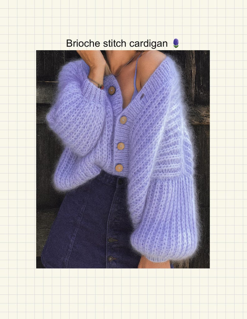 Pu&ograve; includere: Un cardigan lilla a punto brioche con bottoni in legno e maniche a palloncino. Il cardigan ha uno scollo a V. Il testo "Brioche stitch cardigan" &egrave; nella parte superiore dell'immagine.