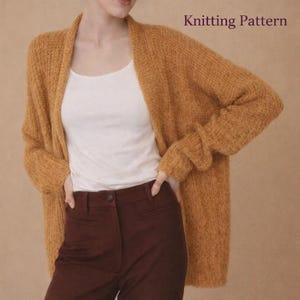 Könnte beinhalten: Senfgelbe Strickjacke mit offenem Schnitt und langen Ärmeln. Die Strickjacke wird mit einem weißen Tanktop und einer bordeauxfarbenen Hose kombiniert. Der Text "Knitting Pattern" befindet sich in der oberen rechten Ecke.