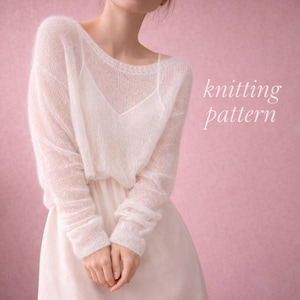Può includere: Un maglione trasparente bianco sporco con maniche lunghe e scollo tondo, sovrapposto a una canotta e un vestito bianchi. Le parole "knitting pattern" sono scritte in corsivo su sfondo rosa.