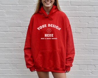 Könnte beinhalten: Roter Kapuzenpullover mit dem Text "YOUR DESIGN HERE MILK & HONEY HOOKS" in Weiß.