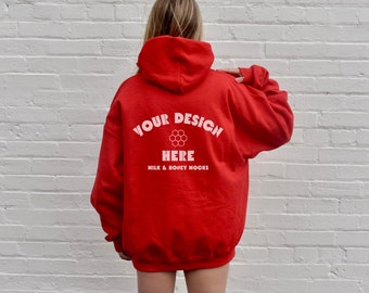 Könnte beinhalten: Roter Kapuzenpullover mit dem Aufdruck "YOUR DESIGN HERE MILK & HONEY MOCKS" auf der Rückseite.