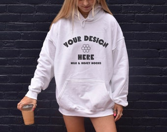 Gildan 18500 vit hoodiemodell. Vit hoodiemodell. Trendig modell. Överdimensionerad modell. POD-modell. Vit Gildan hoodie. POD-modell.