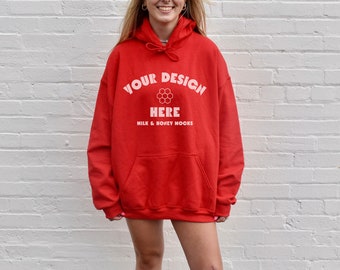 Könnte beinhalten: Roter Kapuzenpullover mit dem Text "YOUR DESIGN HERE MILK & HONEY MOCKS" in Weiß.