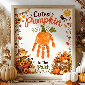 Puede incluir: Una lámina enmarcada con el texto Cutest Pumpkin in the Patch y una huella de mano naranja en forma de calabaza. El diseño incluye un espantapájaros en un carro rojo, girasoles, hojas de otoño, un sol y una caja con la palabra Thankful.