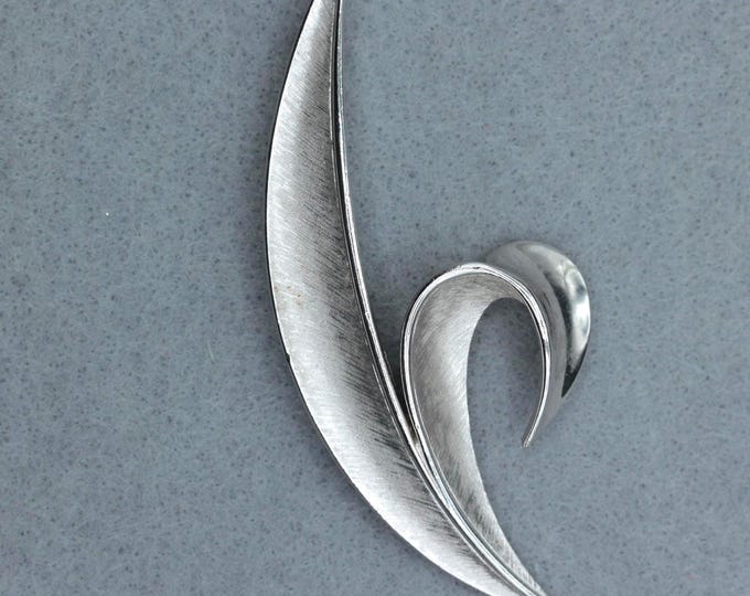 VINTAGE Trifari Brushed Silver Tone Modernist Curved Leaf Brooch Pin Mid Century