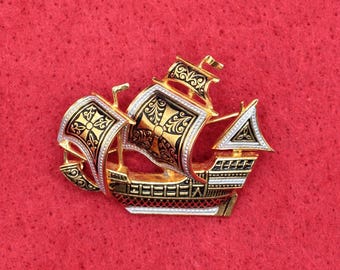 VINTAGE Spanish Galleon Ship Brooch . Black Enamel Goldtone Sailing Ship Pin . World Traveler Jewelry