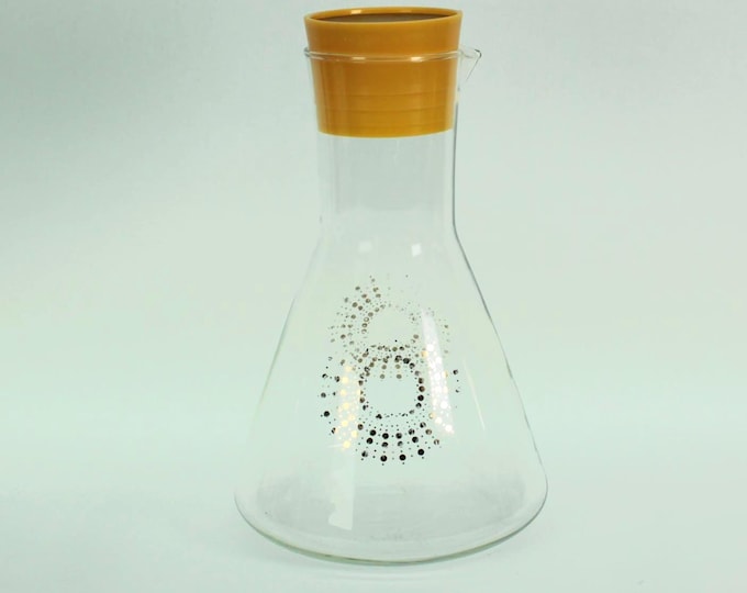 VINTAGE Pyrex 2 Qt Glass Carafe. Gold Sunburst Dot Pattern. Harvest Gold Lid. Made in USA