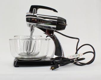 VINTAGE MCM Sunbeam MixMaster Model 12C. Chrome. "Cissie"