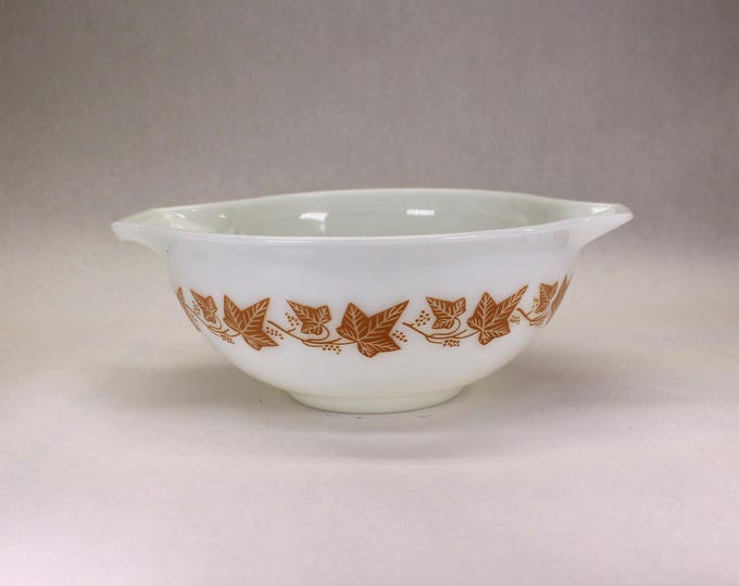RARE Pyrex 443 Sandalwood Cinderella-style Mixing Bowl. 2-1/2 quart.
