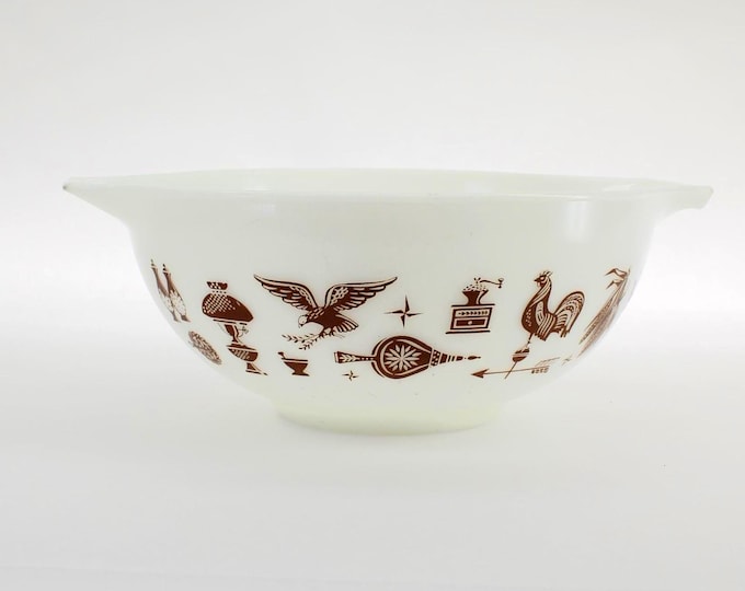 VINTAGE Pyrex Early American Cinderella Bowl 443. 2-1/2 Quart Mixing Bowl – Brown on White Colonial Motif