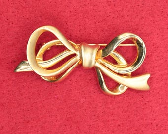 VINTAGE Goldtone Ribbon Bow Brooch Pin. Sculptural Mid Century Modern Design. Classic Gift