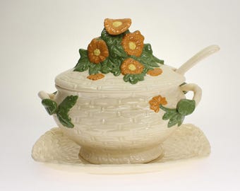 VINTAGE Daisies on Basket Soup Tureen. 1970s. Handpainted.