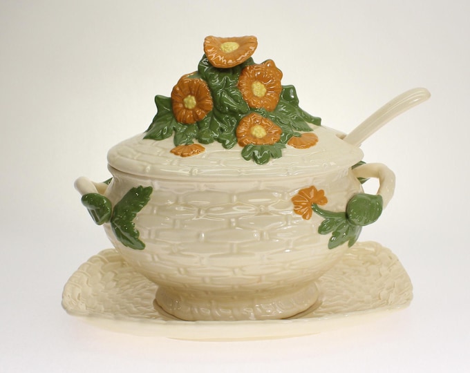 VINTAGE Daisies on Basket Soup Tureen. 1970s. Handpainted.