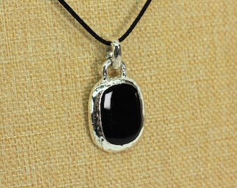 Vintage Black Onyx Style Pendant Necklace - Silver Tone Hammered Frame - Modern Minimalist Statement Jewelry