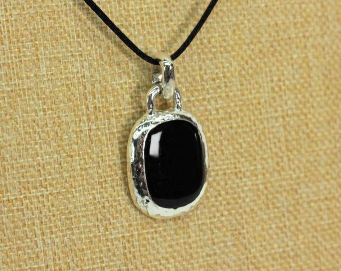 Vintage Black Onyx Style Pendant Necklace - Silver Tone Hammered Frame - Modern Minimalist Statement Jewelry
