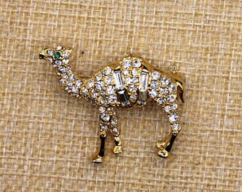 VINTAGE Rhinestone Camel Brooch Gold Tone Dromedary Animal Pin Emerald Green Eye