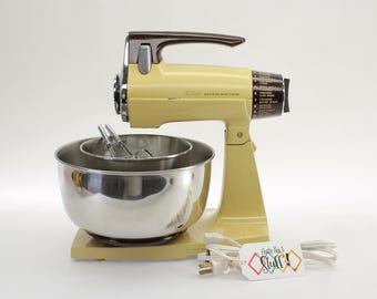 VINTAGE 1970's Sunbeam Mixmaster Model 1-7A. Harvest Gold. "Barbara"